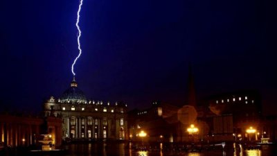 В праздник Громницы молния ударила по Ватикану