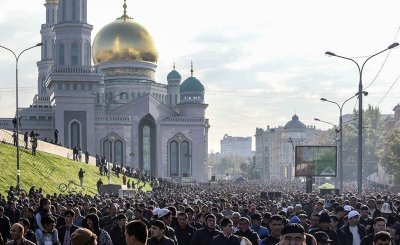 Более 200 тысяч мусульман вышло на Курбан-Байрам в Москве